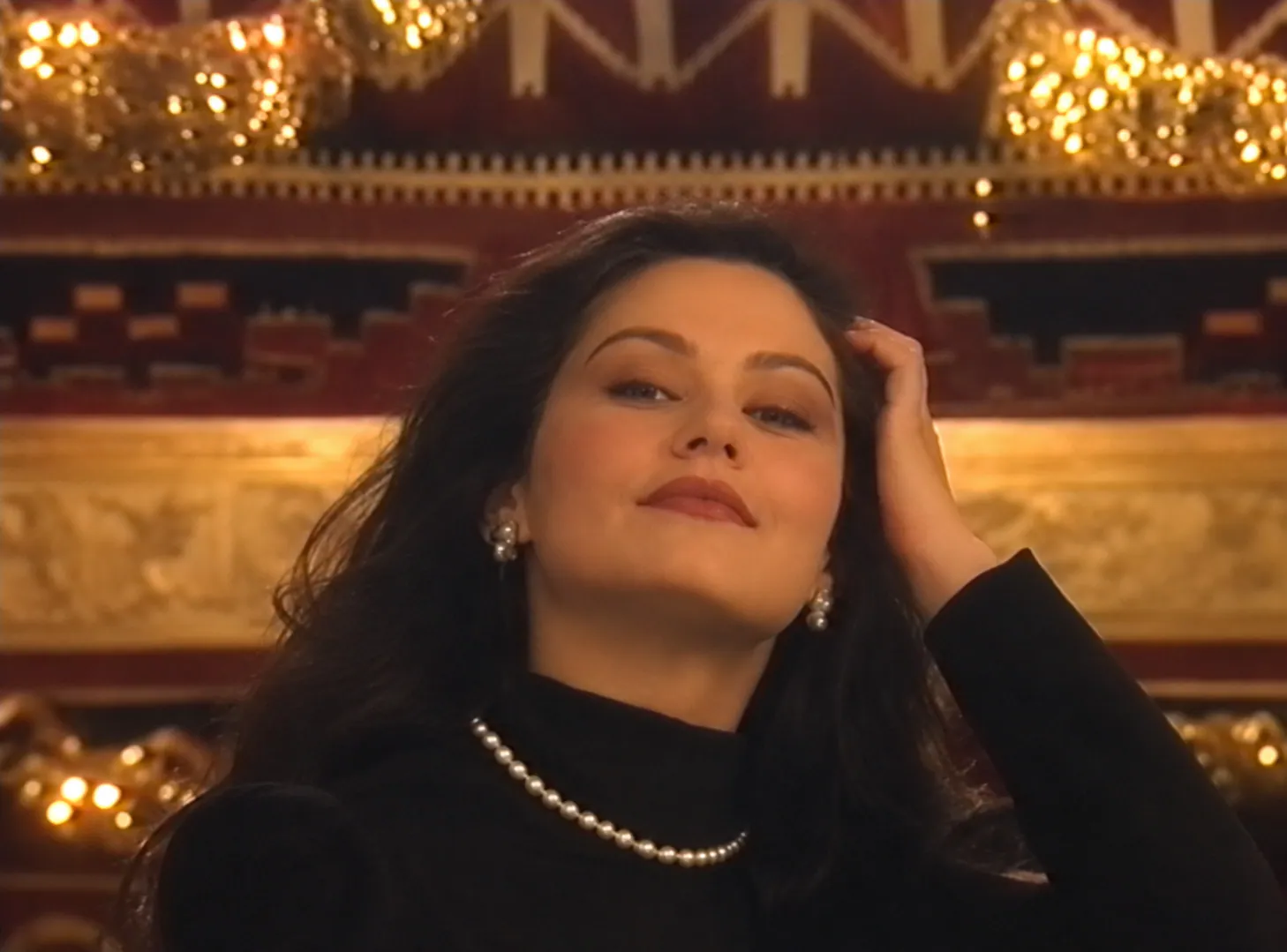 Ağadadaş Ağayev “Gəl qayıdaq o günlərə” mahnısının klipindəki qız, 2002