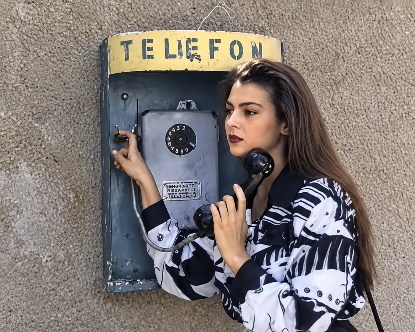 Hüseyn Bakılın “Sənsiz keçən günlərim” mahnısının klipindəki qız, 1993